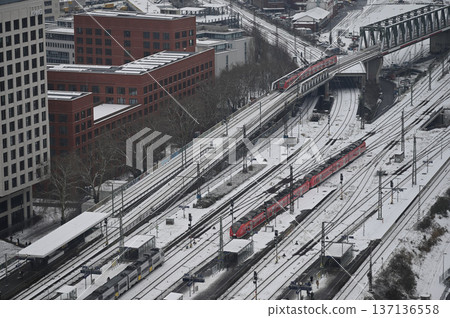 德國鐵路列車途經科隆 德國鐵路列車途經科隆 137136558