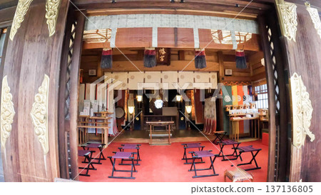 東京三谷八幡神社的禮拜殿與祭壇內部 東京三谷八幡神社的禮拜殿與祭壇內部 137136805