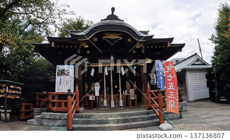 The worship hall and Shichi-Go-San banners at Mitani Hachiman Shrine in Tokyo The worship hall and Shichi-Go-San banners at Mitani Hachiman Shrine in Tokyo 137136807