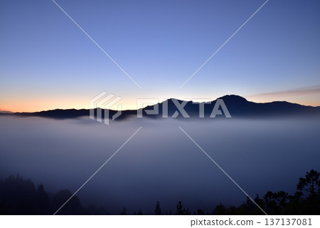 Sea of clouds over the Uonuma Basin from the Yagodaira forest road azumaya in Urasa 137137081