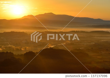 Sea of clouds in the Isa Basin from the summit of Torigamioka (Isa Fuji) 137137096
