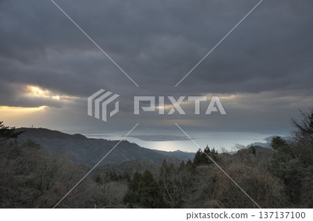 三月山林冬日的天空和森林，陰雲密布。 137137100