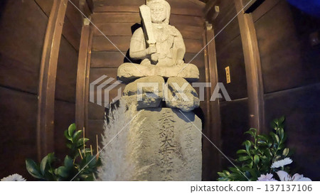 東京歷史悠久的大原不動明王像,由古老的石頭製成 東京歷史悠久的大原不動明王像,由古老的石頭製成 137137106