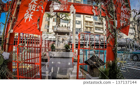 伏見玉光稻荷大名神社,位於東京的一個停車場內 伏見玉光稻荷大名神社,位於東京的一個停車場內 137137144