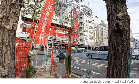 Fushimi Tamamitsu Inari Daimyojin Shrine, located in a parking lot in Tokyo Fushimi Tamamitsu Inari Daimyojin Shrine, located in a parking lot in Tokyo 137137145