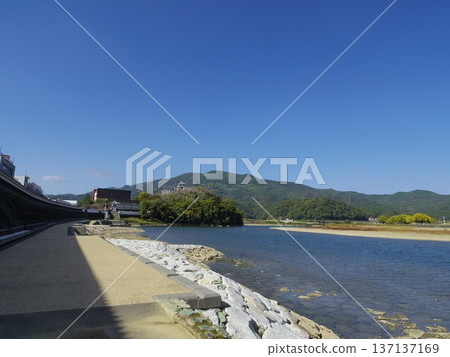 從比治川眺望大津城(愛媛縣大津市) 從比治川眺望大津城(愛媛縣大津市) 137137169