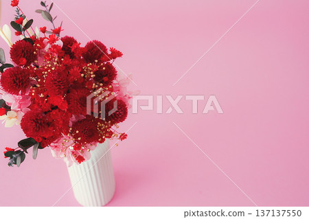 Red bouquet (vase) 137137550