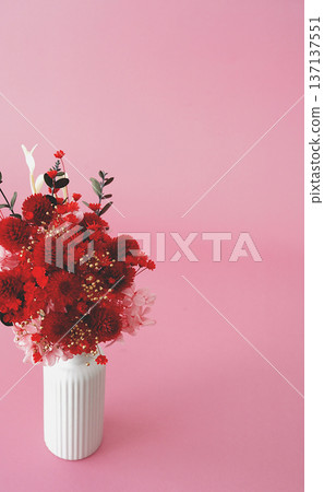 Red bouquet (vase) 137137551