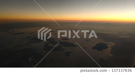 從空中俯瞰瀨戶內海 137137636