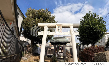 位於東京住宅區的馬籠宿諦訪神社,擁有白色的鳥居和蔚藍的天空。 位於東京住宅區的馬籠宿諦訪神社,擁有白色的鳥居和蔚藍的天空。 137137709