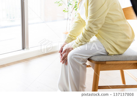 Elderly people suffering from knee pain 137137808