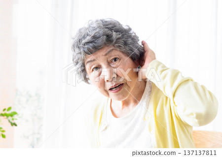 聽力不好的老年人會要求重複他們的話。 137137811