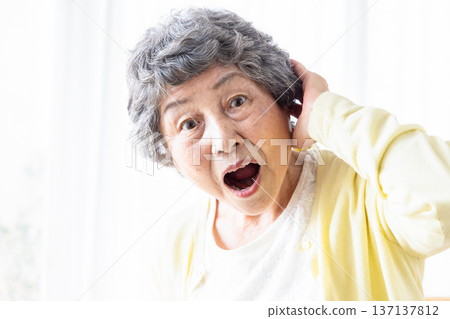 聽力不好的老年人會要求重複他們的話。 137137812