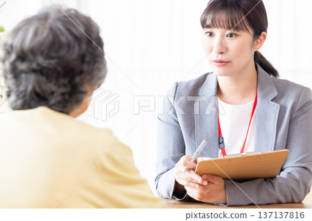 女商人向一位資深女性解釋 137137816