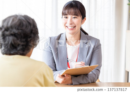 女商人向一位資深女性解釋 137137817