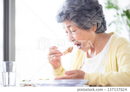 高級女人吃 137137824