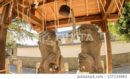 The guardian beasts of Tsutsumikata Shrine: a scene of lion dogs and bells nestled together The guardian beasts of Tsutsumikata Shrine: a scene of lion dogs and bells nestled together 137138963