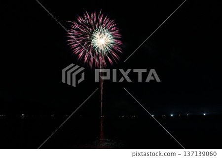 絢麗的煙火在夜空中綻放-兵庫縣霞煙火節,日本海,海上煙火 絢麗的煙火在夜空中綻放-兵庫縣霞煙火節,日本海,海上煙火 137139060