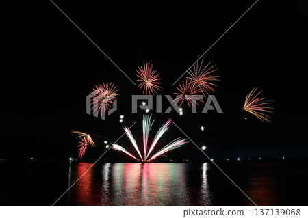 絢麗的煙火在夜空中綻放－兵庫縣霞煙火節，日本海，海上煙火 137139068