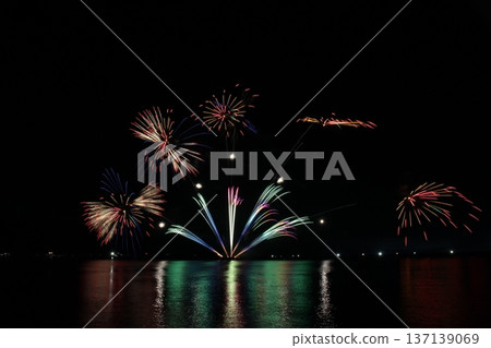 絢麗的煙火在夜空中綻放－兵庫縣霞煙火節，日本海，海上煙火 137139069