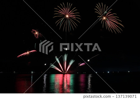 絢麗的煙火在夜空中綻放－兵庫縣霞煙火節，日本海，海上煙火 137139071