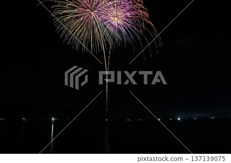 絢麗的煙火在夜空中綻放-兵庫縣霞煙火節,日本海,海上煙火 絢麗的煙火在夜空中綻放-兵庫縣霞煙火節,日本海,海上煙火 137139075