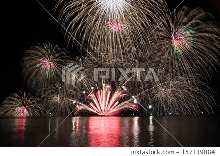 Gorgeous fireworks blooming in the night sky - Kasumi Fireworks Festival, Hyogo, Sea of Japan, Fireworks over the Sea 137139084