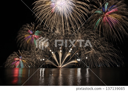 絢麗的煙火在夜空中綻放-兵庫縣霞煙火節,日本海,海上煙火 絢麗的煙火在夜空中綻放-兵庫縣霞煙火節,日本海,海上煙火 137139085