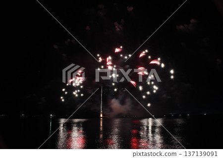 絢麗的煙火在夜空中綻放-兵庫縣霞煙火節,日本海,海上煙火 絢麗的煙火在夜空中綻放-兵庫縣霞煙火節,日本海,海上煙火 137139091