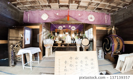 東京本町稻荷神社的禮拜殿和祭壇內部。宗教儀式場景。 東京本町稻荷神社的禮拜殿和祭壇內部。宗教儀式場景。 137139357