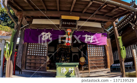 在一個晴朗的日子裡,我參觀了一座供奉身著旅行服的日蓮大聖人像的寺廟。 在一個晴朗的日子裡,我參觀了一座供奉身著旅行服的日蓮大聖人像的寺廟。 137139529
