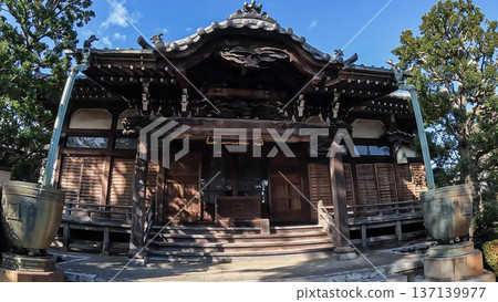 The main hall and sculptures of Honkoji Temple in Kugahara, Ota Ward, Tokyo 137139977