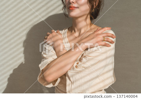 一位女性在瑜珈中做自我擁抱姿勢（心理健康，自尊） 137140004