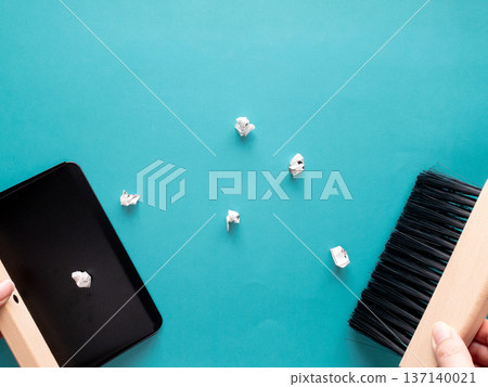 藍色背景上的迷你桌面掃帚和簸箕 藍色背景上的迷你桌面掃帚和簸箕 137140021