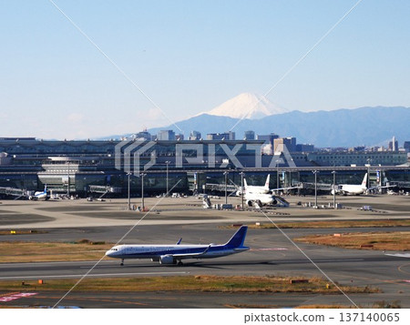 A plane taking off from Haneda Airport and snow-capped Mount Fuji A plane taking off from Haneda Airport and snow-capped Mount Fuji 137140065