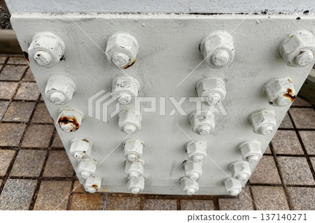 柱子底部排列著一排排螺絲 137140271