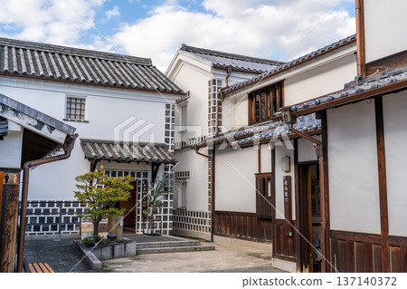 倉敷故事博物館、倉儲倉庫、倉敷美觀歷史街區遊覽（長屋門和江戶時代建造的倉庫展現了當時的氛圍） 137140372