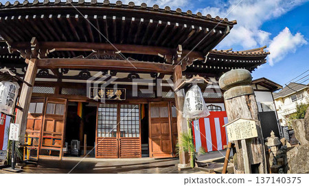 The main hall of Sozenji Temple and the railing of Sanjo Ohashi Bridge in Kyoto The main hall of Sozenji Temple and the railing of Sanjo Ohashi Bridge in Kyoto 137140375