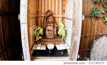 東京大田區竹製神社中供奉的布袋和尚（七福神之一）木雕 137140377