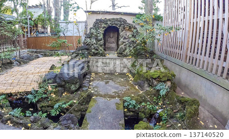 中町冰川神社內的弁財天和長滿青苔的池塘 中町冰川神社內的弁財天和長滿青苔的池塘 137140520