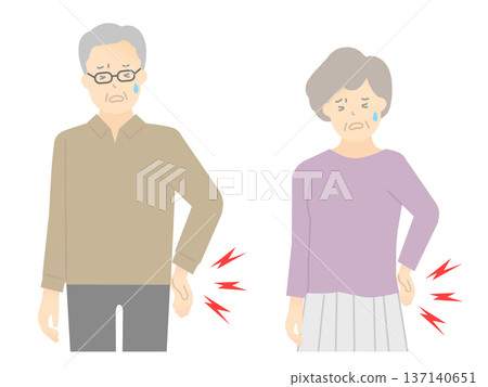一位老年人遭受背痛的向量插圖 137140651