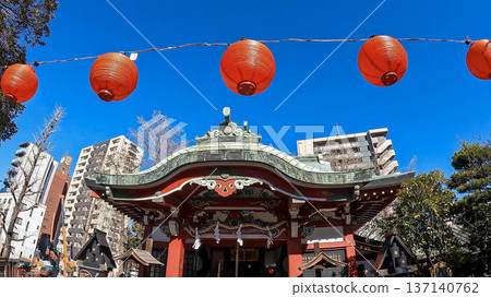 河原町稻荷神社的參拜殿與藍色天空下的紅燈籠 河原町稻荷神社的參拜殿與藍色天空下的紅燈籠 137140762