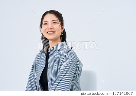 Young woman with a relaxed smile 137141067