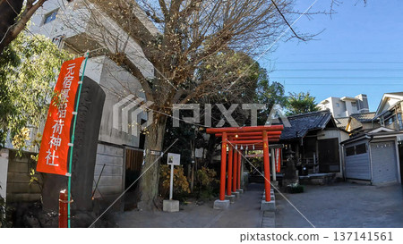 藍天下,一排紅色的鳥居矗立在元屋關稻荷神社前。 藍天下,一排紅色的鳥居矗立在元屋關稻荷神社前。 137141561