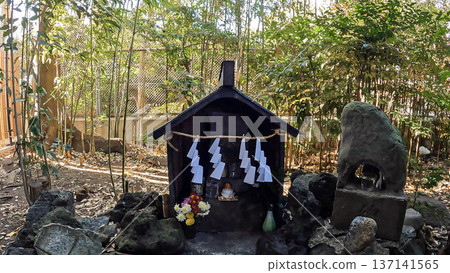 A small shrine and sacred rope at Motoyadoseki Inari Shrine in Adachi Ward 137141565