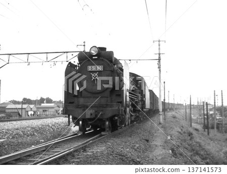 由D51型機車牽引的貨運列車行駛在常板線上。 137141573