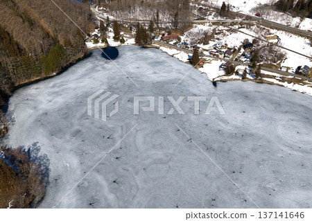 Lake Nakatsuna, completely frozen and close to thawing, Omachi City, Nagano Prefecture (aerial photo taken by drone) Lake Nakatsuna, completely frozen and close to thawing, Omachi City, Nagano Prefecture (aerial photo taken by drone) 137141646