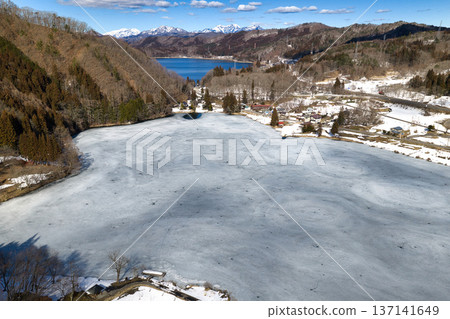 Lake Nakatsuna, completely frozen and close to thawing, and Lake Aoki, unfrozen, Omachi City, Nagano Prefecture (aerial photo taken by drone) 137141649