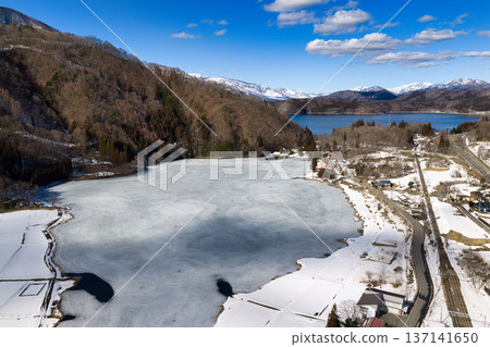 Lake Nakatsuna, completely frozen and close to thawing, and Lake Aoki, unfrozen, Omachi City, Nagano Prefecture (aerial photo taken by drone) Lake Nakatsuna, completely frozen and close to thawing, and Lake Aoki, unfrozen, Omachi City, Nagano Prefecture (aerial photo taken by drone) 137141650