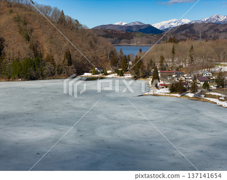 Lake Nakatsuna, completely frozen and close to thawing, and Lake Aoki, unfrozen, Omachi City, Nagano Prefecture (aerial photo taken by drone) 137141654